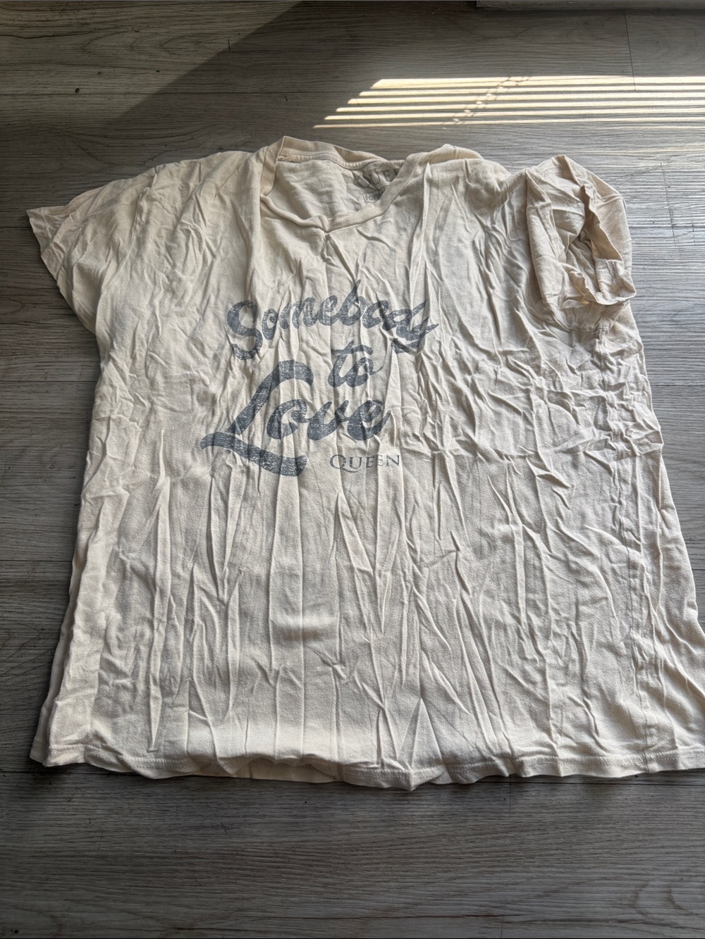 Vintage Queen Somebody to Love' Graphic Short Sleeve Tee